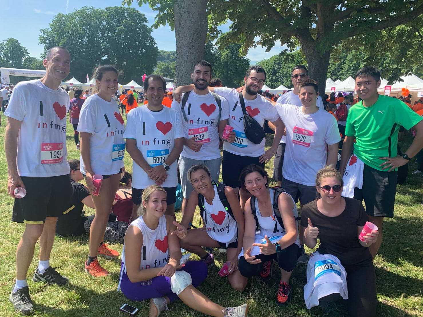 Un groupe portant les couleurs in finē participe à la Course des Héros.